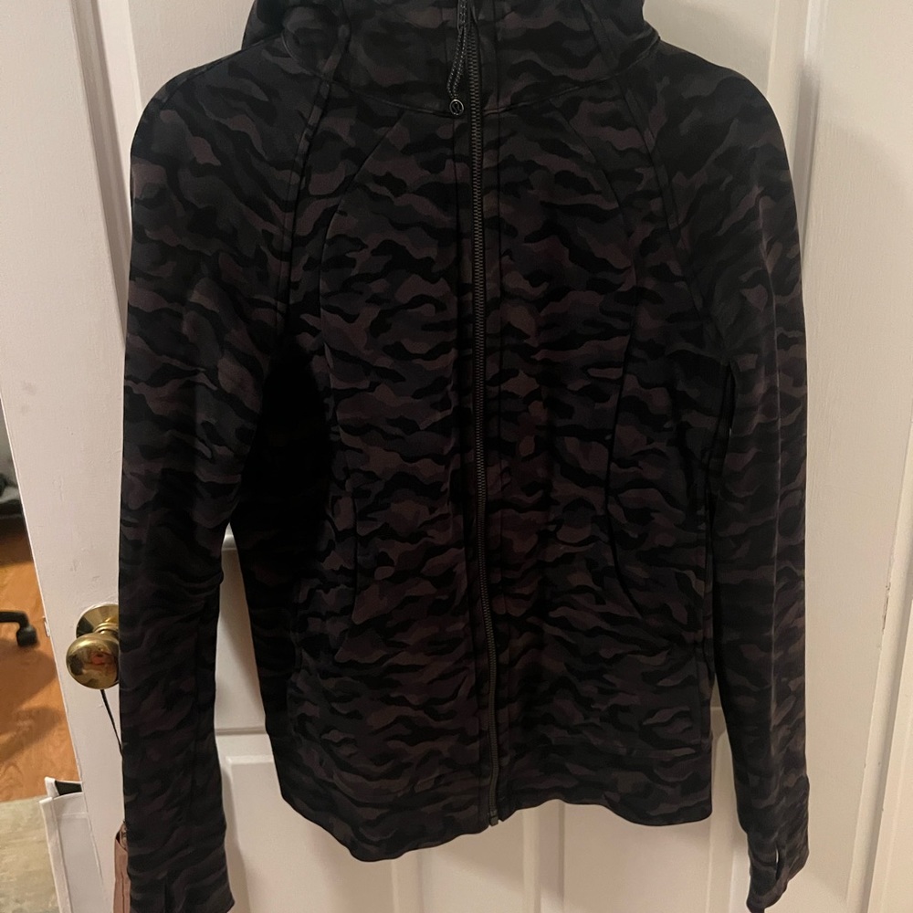 Black camo lululemon size 6 scuba zip up
